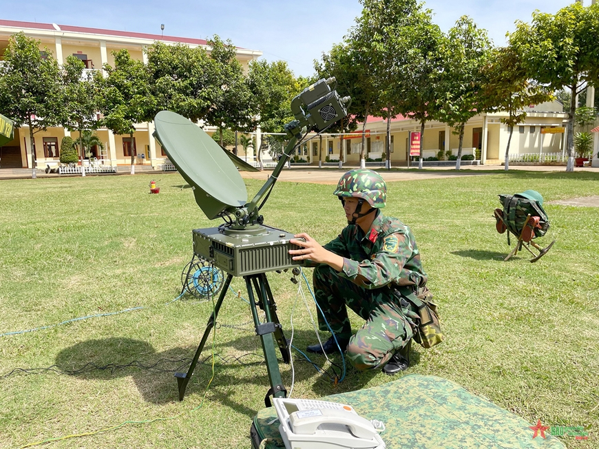 Đẩy mạnh phát triển hệ thống thông tin liên lạc quân sự